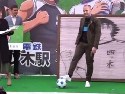 El futbolista del Vissel Kobe japonés acude a la presentación de la nueva decoración inspirada en el famoso  anime  junto a su creador   Son mis dibujos favoritos desde muy niño 