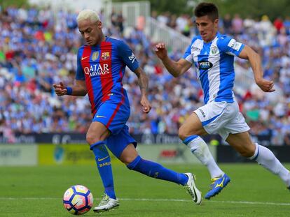 Neymar conduce el balón ante Bustinza, del Leganés.