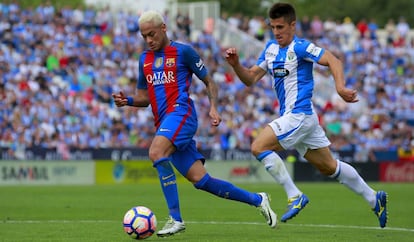 Neymar conduce el balón ante Bustinza, del Leganés.