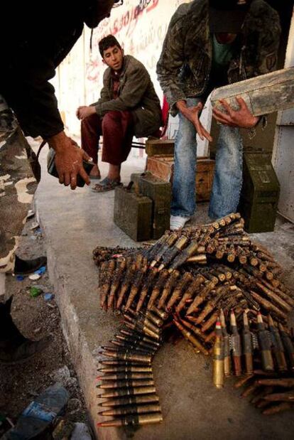 Rebeldes libios reúnen munición después de que combatientes rebeldes se hicieran con el control de la ciudad de Brega.