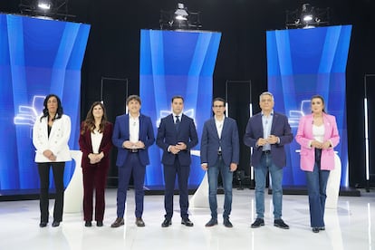 Los candidatos a lehendakari por Vox, Amaia Martínez, por Podemos, Miren Gorrotxategi, por el PSE-PSOE, Eneko Andueza, por el PNV, Imanol Pradales, por EH-Bildu, Pello Otxandiano, por el PP, Javier de Andrés, y por Sumar, Alba García, a su llegada al estudio en la sede de ETB para participar en un debate electoral, la noche de este martes en Bilbao.