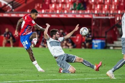 Kenedy dispara a portería durante el partido de Europa League este jueves entre el Granada y el Lokomotiv de Tiflis en Los Cármenes.