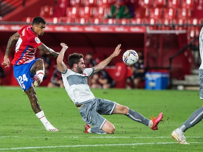 Kenedy dispara a portería durante el partido de Europa League este jueves entre el Granada y el Lokomotiv de Tiflis en Los Cármenes.