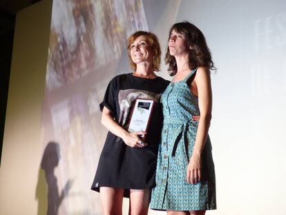 La actriz premiada Nathalie Poza, con Ana Pascual, también intérprete y miembro de la organización del festival de L'Alfàs.