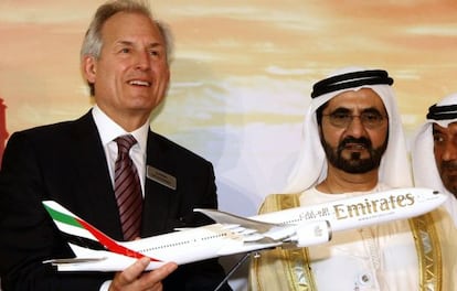 Jim McNerney (Boeing) sostiene una maqueta del 777X  