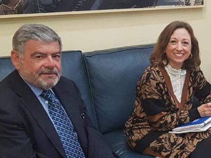 Miguel Guijarro junto a la delegada del Gobierno en Málaga, Patricia Navarro.