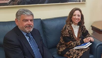 Miguel Guijarro junto a la delegada del Gobierno en Málaga, Patricia Navarro.