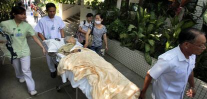 Un paciente es evacuado del hospital Chulalongkorn, ayer en Bangkok.