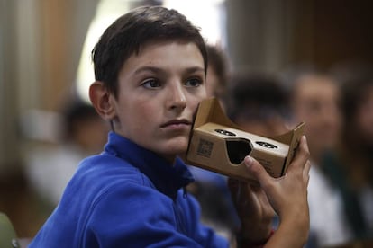 Un alumno del IES Cervantes durante la clase de realidad virtual.