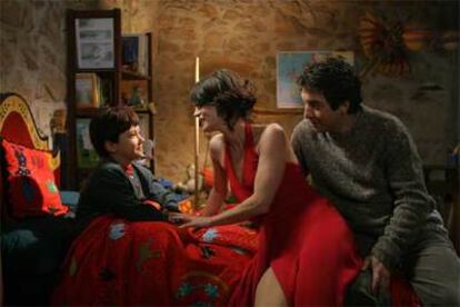 Ricardo Darín, Irène Jacob y Víctor Valdivia (de derecha a izquierda), en <i>La educación de las hadas.</i>