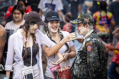 Durante el Songkran también se montan una gran cantidad de puestos callejeros que venden todo tipo de equipamiento, desde pistolas de agua hasta gafas, sombreros y fundas de móvil de protección. En la foto, una mujer pone un polvo blanco conocido como Din-Sor-Pong, similar al barro o al talco, que sirve para embadurnar al enemigo en la cara o en la cabeza.