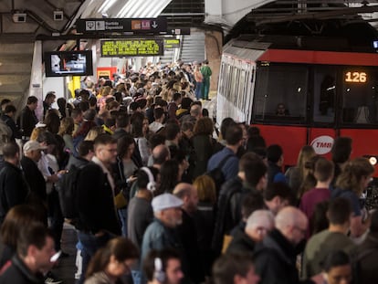 Un metro entra en la estación de plaza de Espanya de Barcelona, en una imagen de archivo.