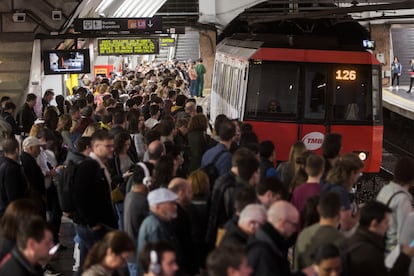 Un metro entra en la estación de plaza de Espanya de Barcelona, en una imagen de archivo.