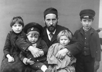 Santiago Ram&oacute;n y Cajal, con sus hijos Fe, Jorge, Paula y Santiago, en Barcelona, en 1889.