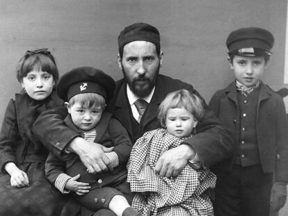 Santiago Ramón y Cajal, amb els seus fills Fe, Jorge, Paula i Santiago, a Barcelona, el 1889.