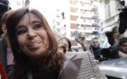 Cristina Fernández entra en un vehículo para declarar en el caso de corrupción.