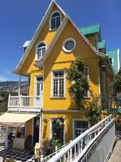 Una de las típicas y coloridas casas que salpican la pintoresca Valparaíso.