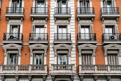 Edificio antiguo en la avenida de la Castellana de Madrid. 