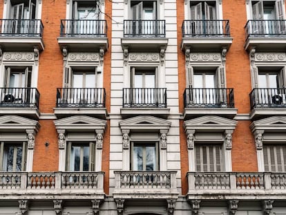 Edificio antiguo en la avenida de la Castellana de Madrid. 