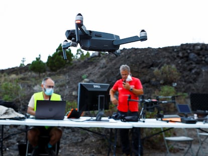 Técnicos del Instituto Geográfico Nacional haciendo fotogrametría antes de la erupción, el 18 de septiembre, en Jedey, La Palma.