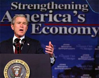 George W. Bush, ayer, durante la presentación en Chicago de su programa para estimular la economía de EE UU.