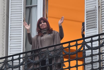 Cristina Kirchner en el balcón de su casa, en Buenos Aires, Argentina, el 16 de junio de 2025. 