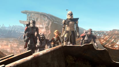 De izquierda a derecha, Echo, Wrecker, Omega, Capitán Rex y Hunter en una secuencia de 'Star Wars: La remesa mala'.