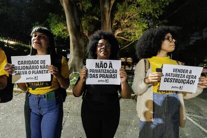 Tres mujeres protestan contra el proyecto de ley PEC das Praias