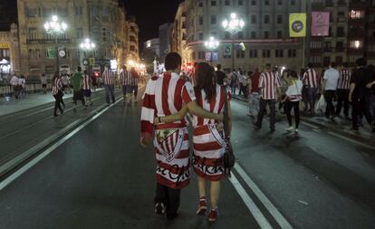 Una pareja pasea después del partido.