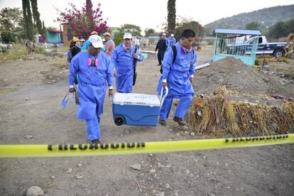 Un grupo de forenses supervisan los restros encontrados en Jojutla, Morelos.