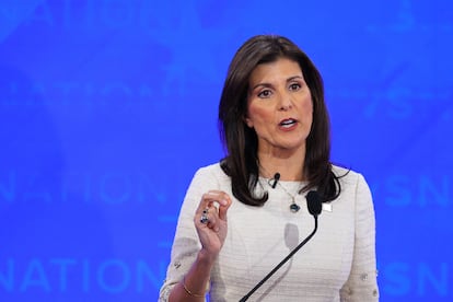 La candidata presidencial republicana y ex embajadora de Estados Unidos ante las Naciones Unidas Nikki Haley habla durante el cuarto debate de candidatos republicanos de la campaña presidencial estadounidense de 2024 organizado por NewsNation en la Universidad de Alabama en Tuscaloosa, Alabama, Estados Unidos, el 6 de diciembre de 2023.