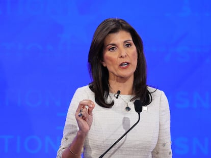 La candidata presidencial republicana y ex embajadora de Estados Unidos ante las Naciones Unidas Nikki Haley habla durante el cuarto debate de candidatos republicanos de la campaña presidencial estadounidense de 2024.