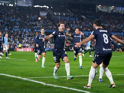 Mikel Oyarzabal corre hacia Mikel Merino para celebrar su gol, el primero de la Real Sociedad al Celta (1-2) en el encuentro de cuartos de final de la Copa del Rey disputado en Balaídos.