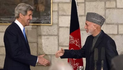 John Kerry saluda a Hamid Karzay en marzo de 2013.