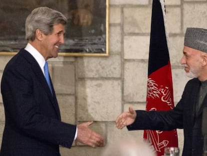 John Kerry saluda a Hamid Karzay en marzo de 2013.