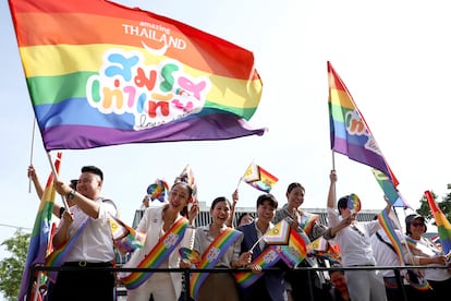 Un grupo de personas celebra en Bangkok la aprobación del matrimonio igualitario en Tailandia, que pasó el último trámite legislativo el 18 de junio.
