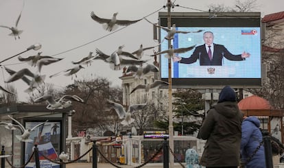 Durante su discurso de casi dos horas, Putin ha anunciado la suspensión unilateral del acuerdo New Start, en un escenario ya marcado por la amenaza nuclear en torno a la guerra de Ucrania. En la imagen, el presidente ruso, en una pantalla durante su discurso, en Sebastopol (Crimea).