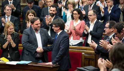 Puigdemont i Junqueras es donen la m&agrave; despr&eacute;s de l&#039;anunci de la q&uuml;esti&oacute; de confian&ccedil;a.