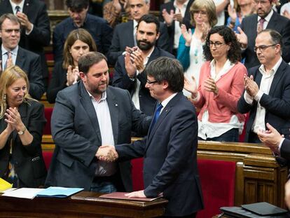 Puigdemont i Junqueras es donen la m&agrave; despr&eacute;s de l&#039;anunci de la q&uuml;esti&oacute; de confian&ccedil;a.