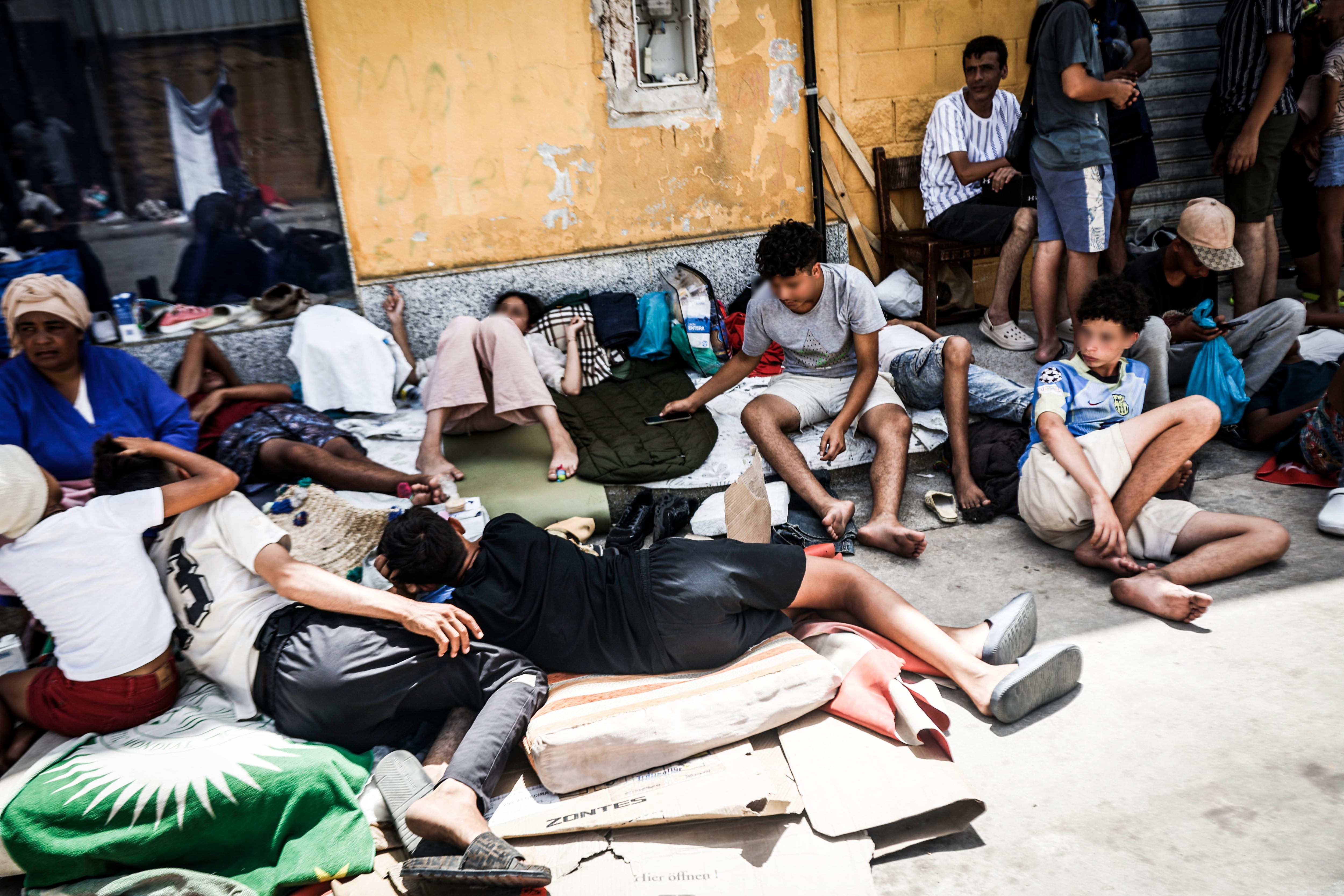 Menores migrantes, el pasado lunes en un polígono cercano a la frontera de Ceuta.