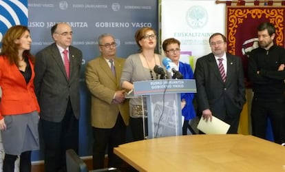 En la presentación intervinieron Aizpea Goenaga (en el centro) y Andrés Urrutia (segundo por la izquierda).