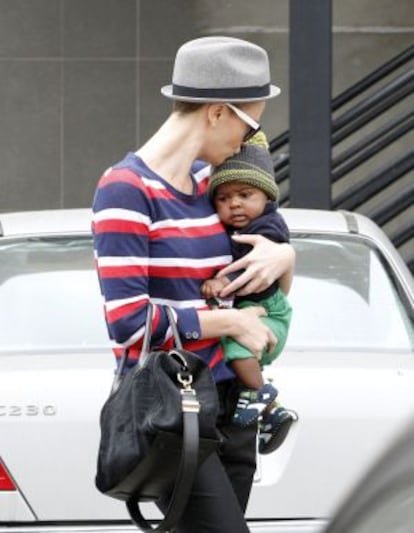 Charlize Theron, con su nuevo 'look', pasea con su hijo Jackson por Beverly Hills (Los Ángeles).