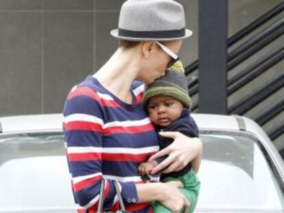 Charlize Theron, con su nuevo 'look', pasea con su hijo Jackson por Beverly Hills (Los Ángeles).