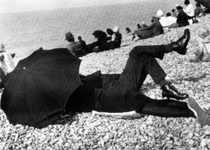 En esta foto de 1926, el maestro Bresson capta con su &#39;pincel&#39; a una pareja que se protege bajo su paraguas de las miradas indiscretas en una playa francesa.