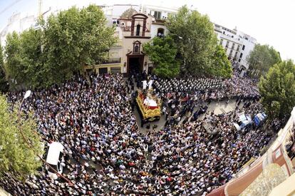 <b>MIÉRCOLES SANTO. Sevilla.</b> El paso del Cristo de la Hermandad de El Baratillo sale de su capilla