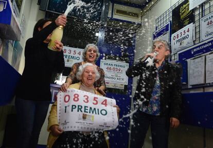 Celebración en la administración número 3 de Torrent (Valencia), donde se vendió íntegramente el primer premio de la Lotería del Niño, correspondiente al número 08654.