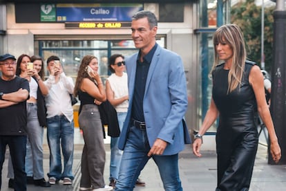 El presidente del Gobierno, Pedro Sánchez, y su mujer, Begoña Gómez, a su llegada al estreno de 'El cautivo', de Alejandro Amenábar, este miércoles, día en el que ha declarado ante el juez Peinado.