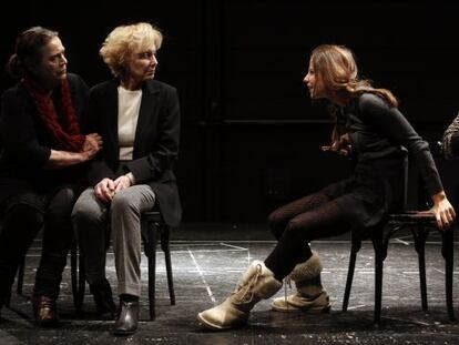 De izquierda a derecha, Terele Pavez, Marisa Paredes e Irene Escolar, en un ensayo de la obra.