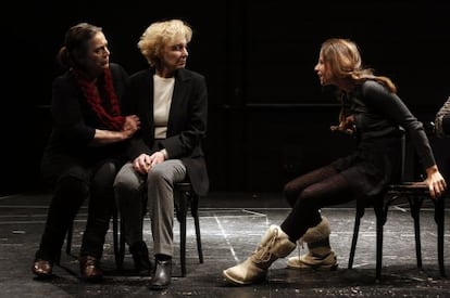 De izquierda a derecha, Terele Pavez, Marisa Paredes e Irene Escolar, en un ensayo de la obra.