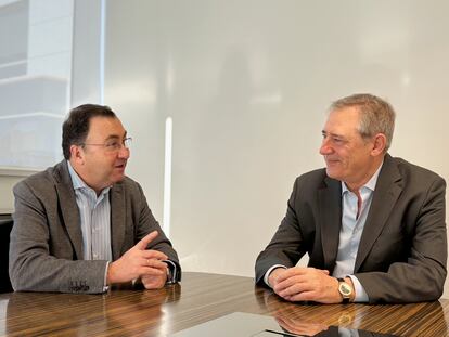 Santiago Lafuente, director general de Aqualia España y próximo consejero delegado de la compañía, junto a Félix Parra, quien ha anunciado su jubilación como CEO de Aqualia.